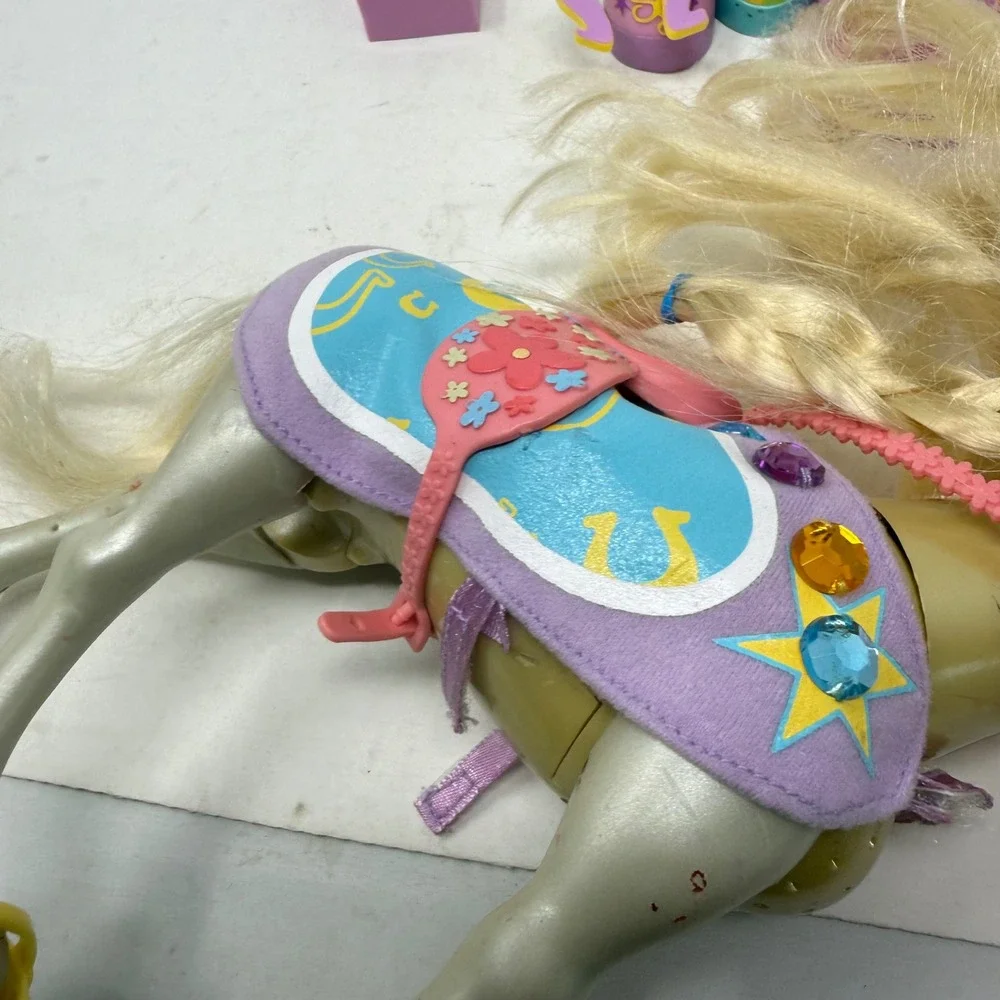 VTG Funrise Sassy Stable Horse and Accessories Lot Tan Purple Blue Yellow
